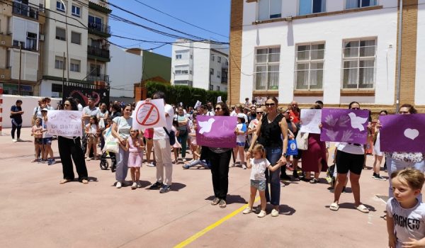 La concentración ha tenido lugar en el patio del centro