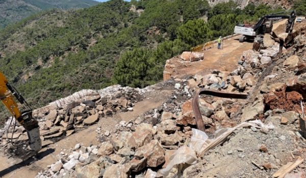 Se ha iniciado la reconstrucción del tablero, tras haber completado la primera fase de estabilización de la ladera