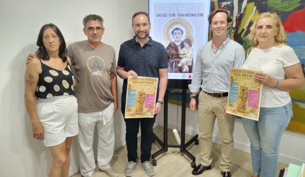 Representantes de la hermandad y del colectivo vecinal junto al edil Ignacio Alonso.
