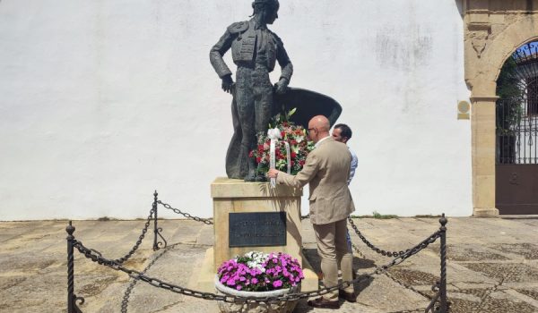 El acto ha tenido lugar este mediodía junto a la estatua del Niño de la Palma.