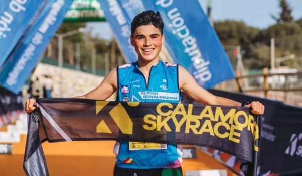 Imagen del deportista en el año 2022 tras ganar la Calamorro SkyRace, perteneciente al Campeonato de Andalucía CxM.