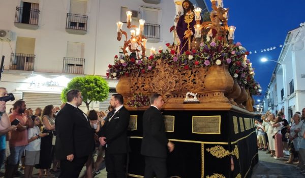 La disposición de las imágenes en el paso fueron modificadas, dando más protagonismo a la talla del Señor.