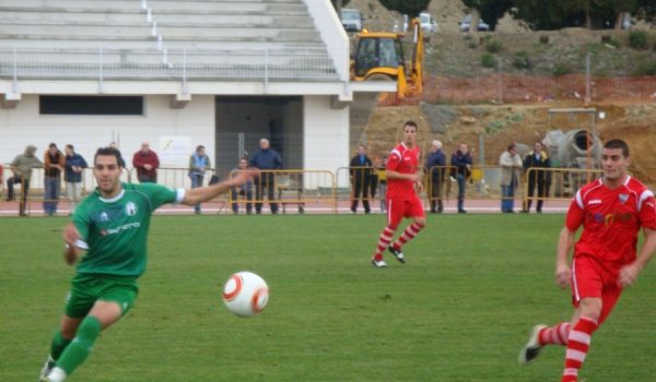 Sergio Castillo disputa un balón con el visitante Negro.