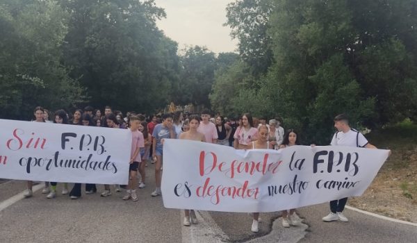 Los alumnos han portado pancartas para denunciar la falta de oportunidades educativas en los pequeños pueblos.