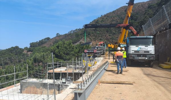 En los próximos días, las obras seguirán centradas en el refuerzo de las ménsulas, la instalación de las vigas restantes del viaducto y la posterior ejecución del nuevo tablero