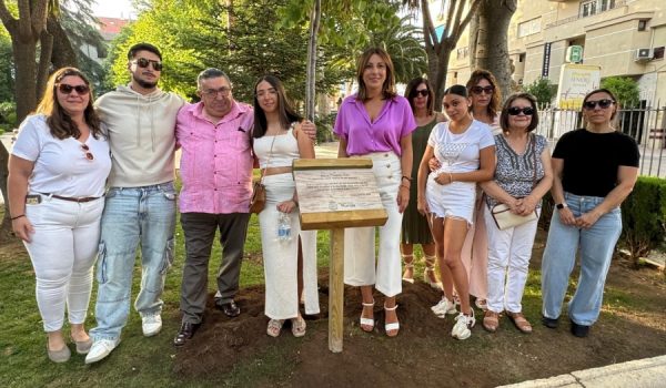 La alcaldesa junto a familiares de la homenajeada, que falleció hace un año.