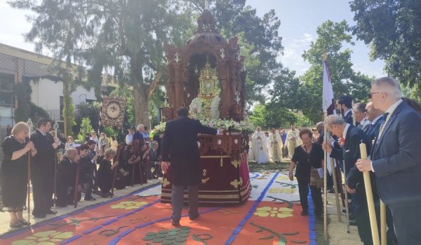 La alfombra floral se instaló en la zona de albero del parque.