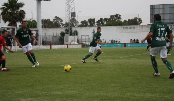 Amaya (d), Sergio Rodríguez (c) y Chica (i), en el encuentro que el Real Betis disputó la pasada semana en Rota.