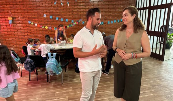 La delegada de Educación, Cristina Durán, ha asistido al inicio de las clases este martes. rte