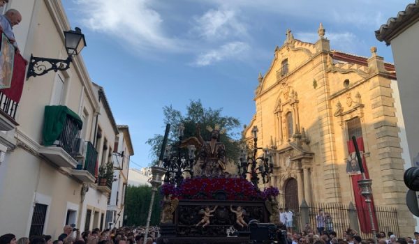 Entre los momentos más emotivos de la jornada destacó el paso del Señor por el Puente Nuevo, evocando aquellos años en los que la hermandad tenía su sede en el Convento de Santo Domingo.