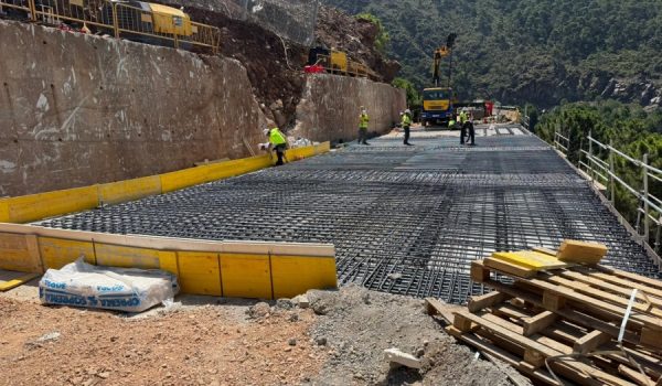 En estos días las labores se centran en la reconstrucción del tablero del viaducto  afectado