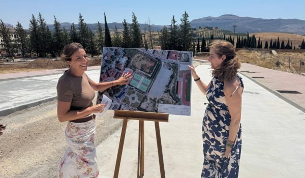 La alcaldesa ha presentado el proyecto junto a la delegada de Vivienda, Cristina Durán.