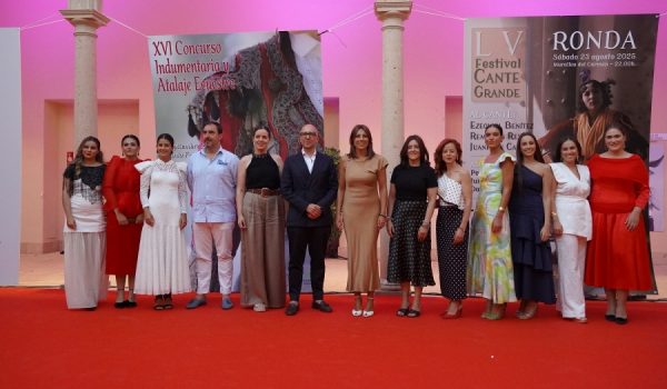 Foto de familia en el acto de presentación