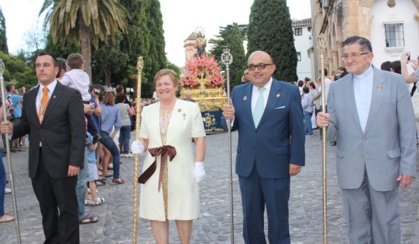 Miembros del Consejo durante el paso del desfile por la Plaza Duquesa de Parcent.