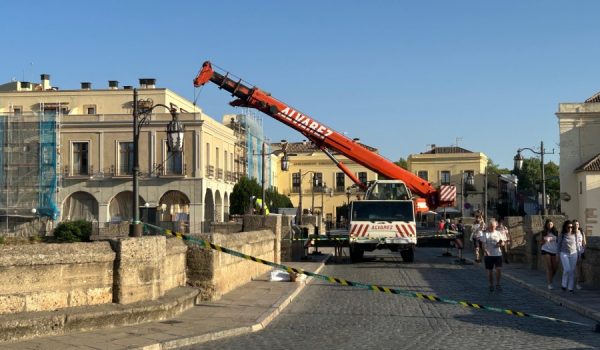 La empresa Sando bajó los materiales necesarios desde el Puente Nuevo mediante una grúa