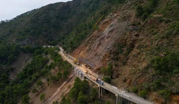 Contará con un semáforo que regulará el paso de los vehículos en ambos sentidos