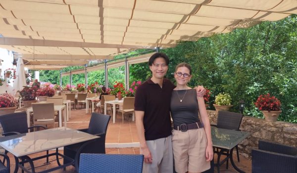 La joven pareja ha tomado el relevo de los fundadores de este establecimiento, ubicado en la Estación de Benoaján.