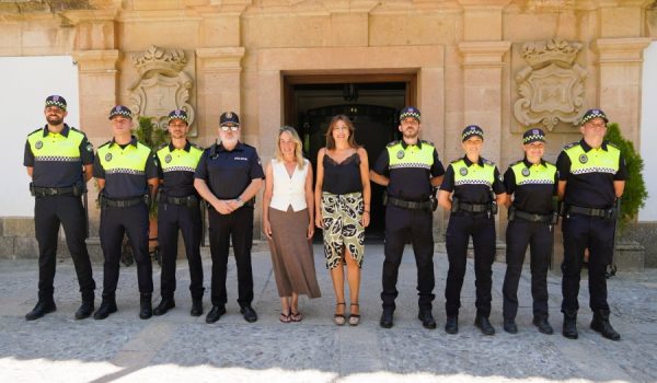 A los agentes también les han acompañado la delegada de Seguridad Ciudadana, Alicia López, y el inspector jefe de la Policía Local de Ronda, Miguel Aranda.