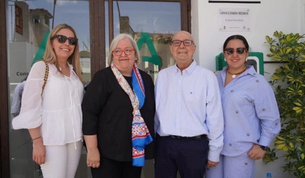 Jesús Parra junto a su mujer e hijas frente al consultorio que lleva su nombre en Benalauría.