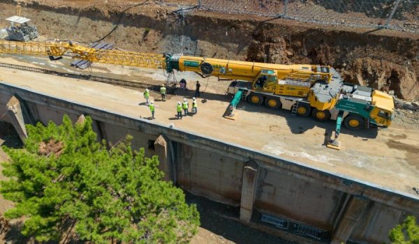 El carril estará regulado por semáforos