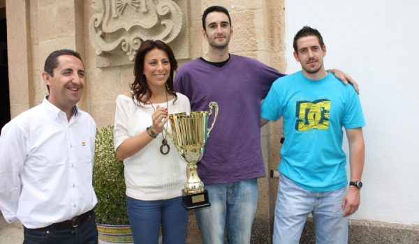 Miembros del equipo presentaban la copa a la alcaldesa esta mañana.