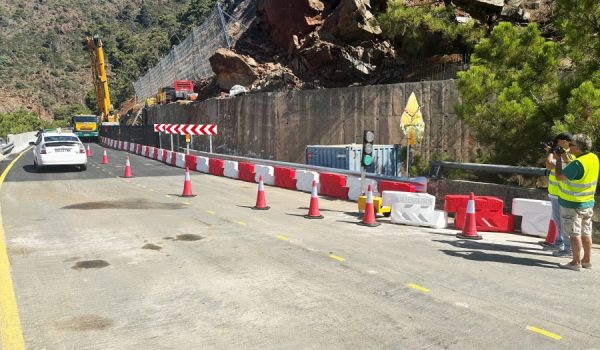 Se ha instalado de manera provisional un semáforo para regular el tráfico mientras continúan las obras.