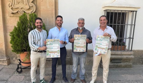 En rueda de prensa le han acompañado representantes de la asociación “Antonio Sánchez, el polvorilla”, la asociación “Cayetano Arroyo” y el Ayuntamiento de Arriate