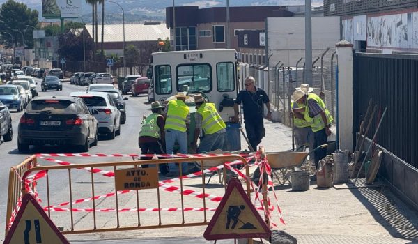 Uno de los equipos trabajando en el polígono industrial