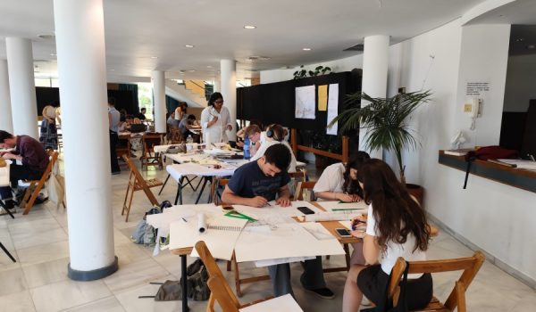 El hall del teatro municipal Vicente Espinel se ha convertido en el taller de estos estudiantes