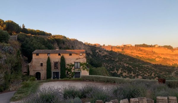 Un cuarto de siglo de vino, arquitectura y cultura en el corazón de Ronda.