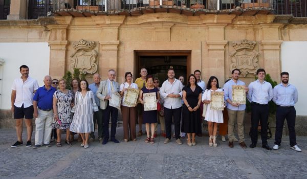Foto de familia en la puerta del Ayuntamiento