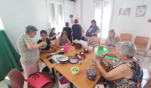 Vecinas de La Dehesa y el El Fuerte participan en un taller de manualidades.