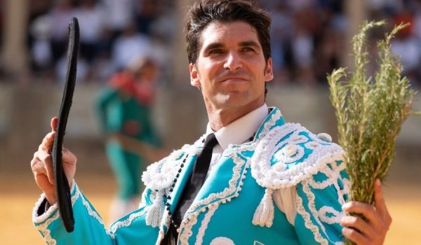 El torero tomó la alternativa en la Goyesca de Ronda del año 2006 y ha participado en la corrida en varias ocasiones.