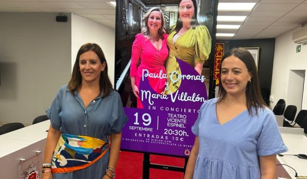 La delegada de Cultura, Rebeca Muñoz, y la cantante María Villalón han presentado el espectáculo