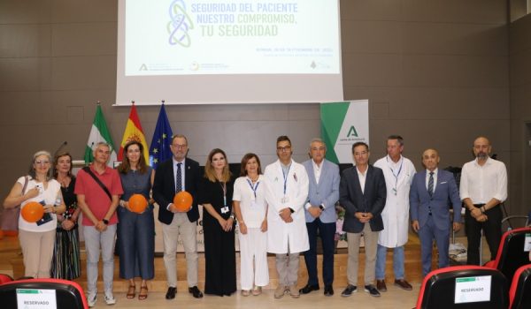 Foto de familia de en el salón de actos del Hospital Comarcal de la Serranía