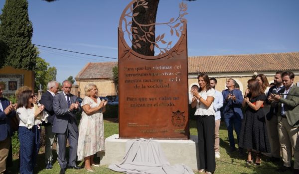 La obra, del jiennense David Sánchez Cruz, se ubica junto a la estación de Renfe