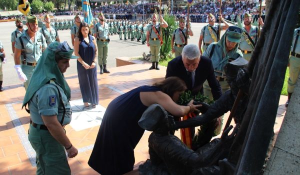 La familia del joven manchego, fallecido en junio de 2021 en un salto paracaidista, depositó una corona ante el monumento a los Caídos