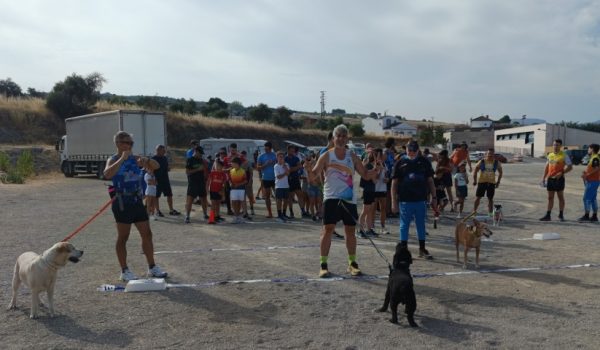 Salida de los participantes acompañados por sus mascotas.