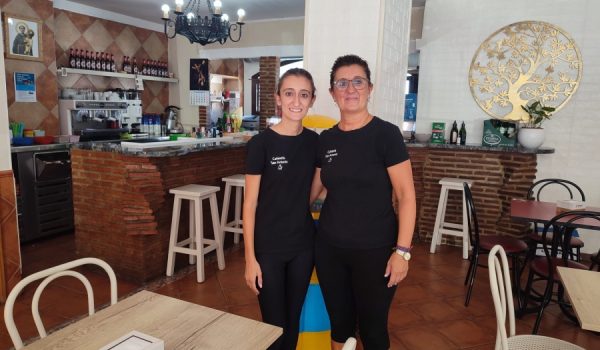 Mari Carmen cuenta con la ayuda de su hija Pilar.