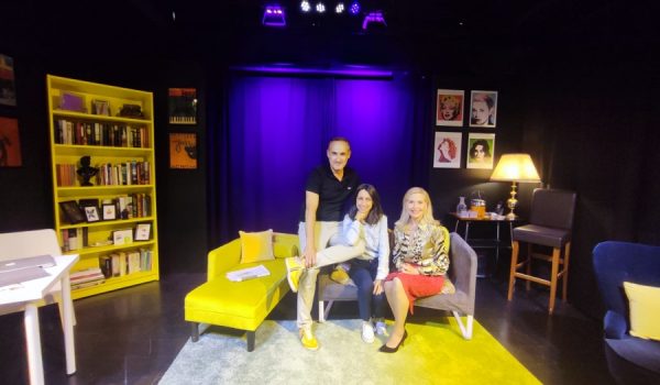 Director y actrices en el escenario de la Sala Puerta Amarilla.