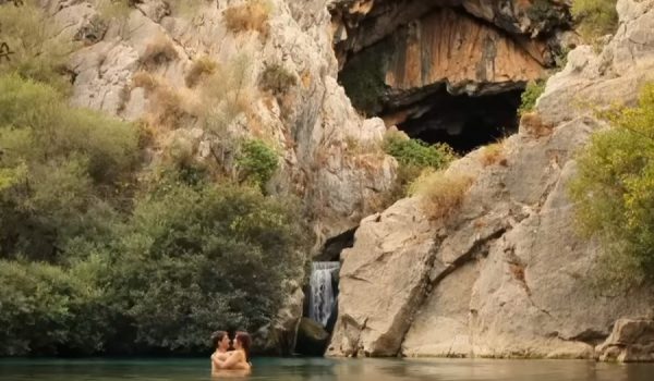Olivia Cooke y Laurie Davidson en la Cueva del Gato