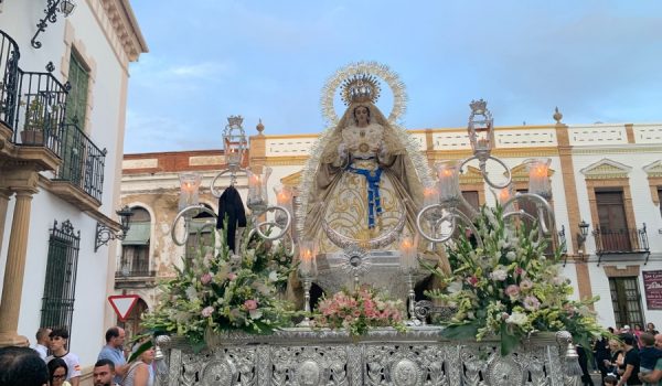 La cuadrilla comandada por José Rosado y su equipo de trabajo fueron los pies de la virgen durante el recorrido.