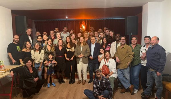 Foto de familia de los asistentes en la inauguración