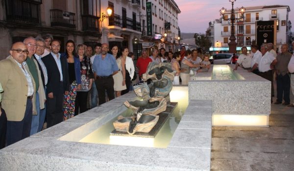 La plaza incluye nuevos elementos como arboleda, bancos, luminaria y fuentes.
