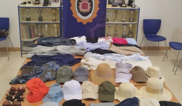 Las prendas recopiladas por los agentes, tras requisarlas a las detenidas