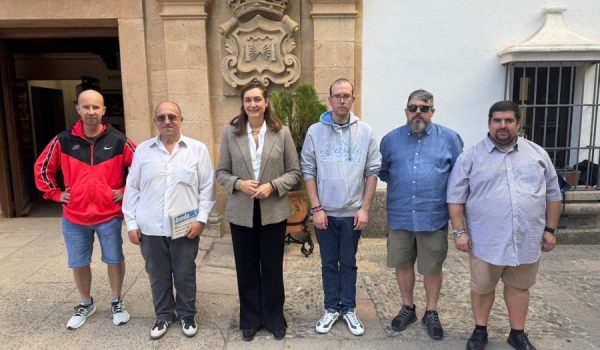 Foto de familia en la puerta del Consistorio