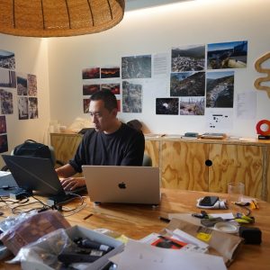 Es un artista visual taiwanés que trabaja con el vídeo, la creación de imágenes algorítmicas, las instalaciones espaciales y las estrategias curatoriales.