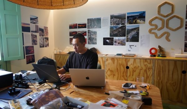 Es un artista visual taiwanés que trabaja con el vídeo, la creación de imágenes algorítmicas, las instalaciones espaciales y las estrategias curatoriales.