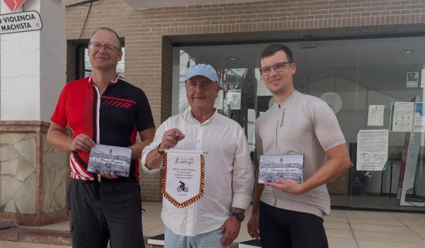 Ambos ciclistas a su llegada al municipio benaojano hace un par de semanas.