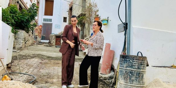 La delegada territorial de Administración Local, Teresa Pardo, ha visitado las obras